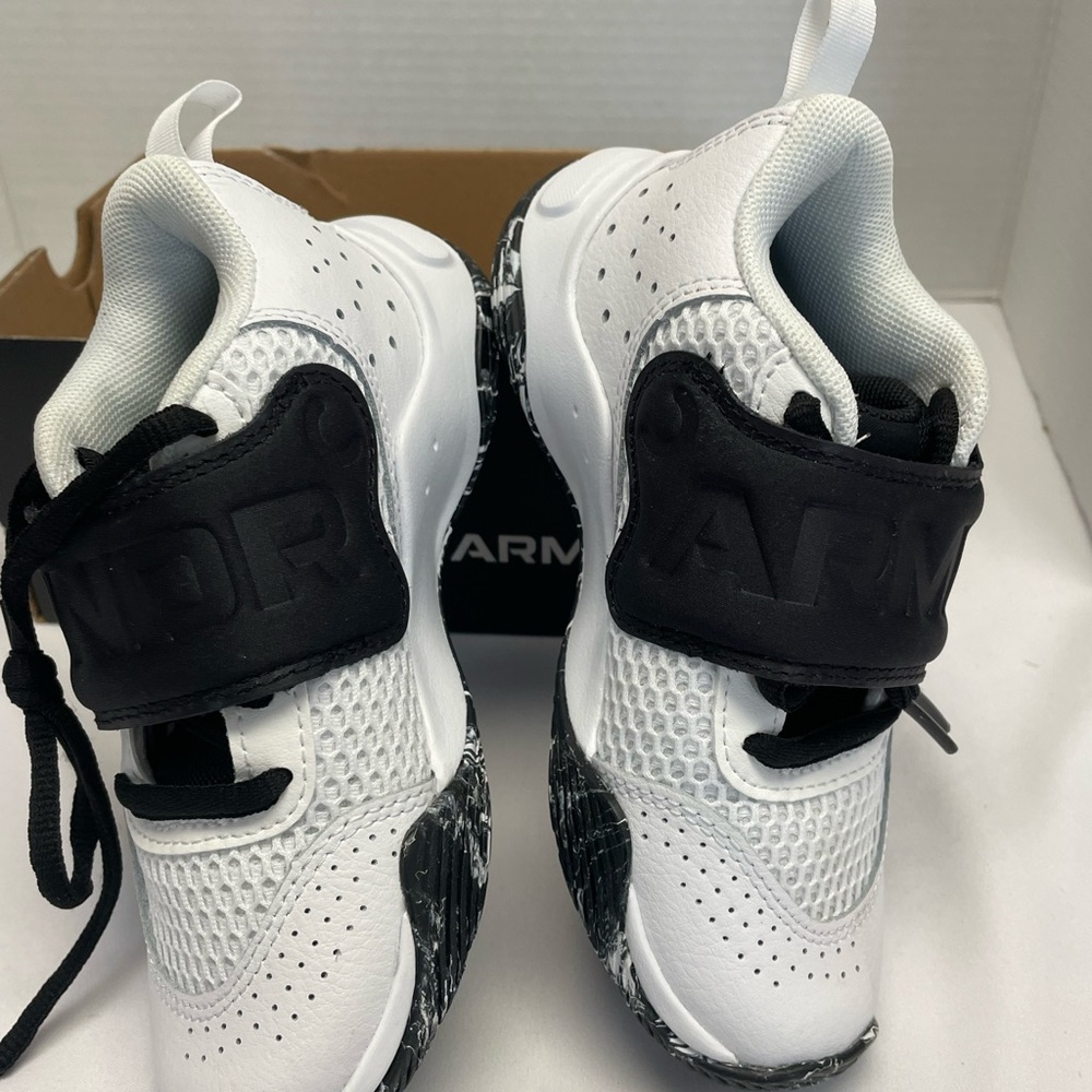 New Under Armour GS Zone
BB 2 Boys Shoe Sneakers Gym
Sports Size 7 3026637-101 - Picture 7 of 13
